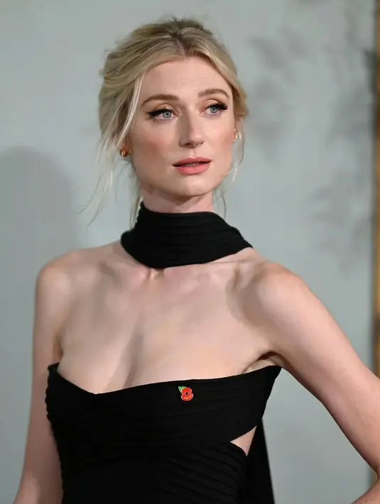Di premiere The Crown season 5, Elizabeth Debicki tiru gaya ikonik princess Diana. Ia mengenakan one piece strapless cutout dress hitam [@elizabethdebickinators]