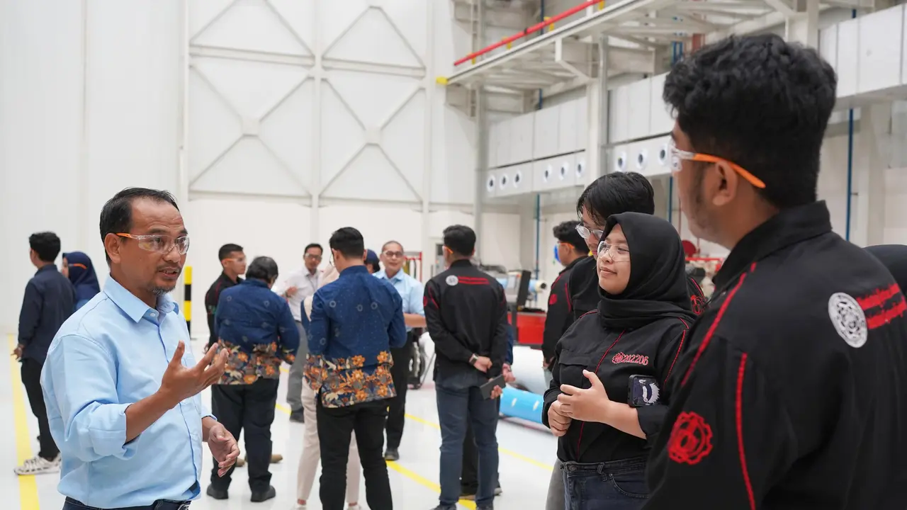 Institut Teknologi Sepuluh Nopember (ITS) berkunjung ke penyedia solusi bidang alat berat pertambangan  PT Liebherr Indonesia. (Dok Liebherr)