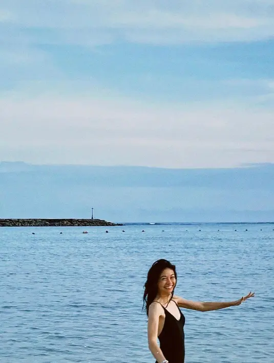 Yuki Kato juga tampil manis saat bermain di pantai mengenakan swimsuit hitam. [Foto: Instagram/yukikt]