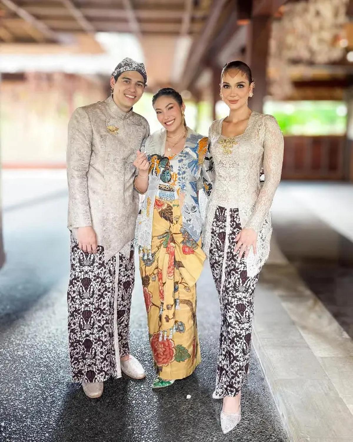 7 Potret Artis di Siraman Luna Maya dan Maxime Bouttier, 'Geng Menteri Ceria' Kompak