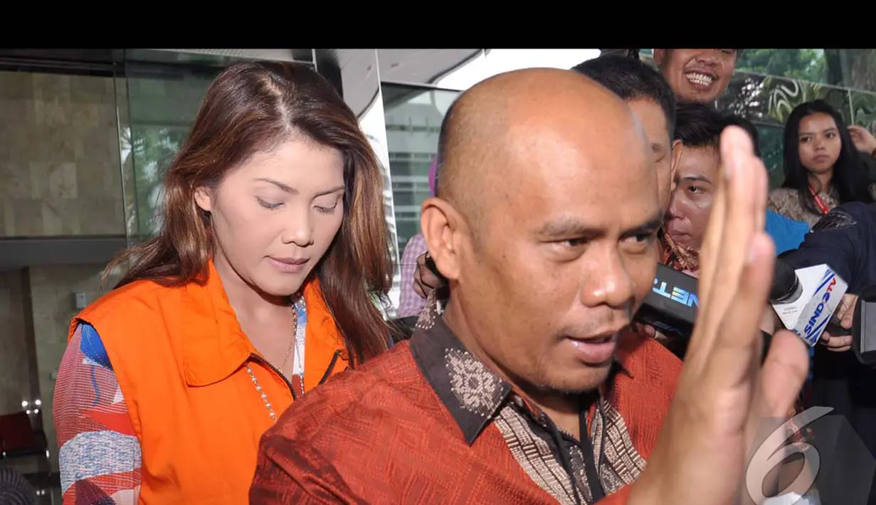Keluar dari gedung KPK,  Artha Meris Simbolon  langsung menuju mobil tahanan KPK. Ia tak menggubris pertanyaan wartawan, Jakarta, Jumat (8/8/2014) (Liputan6.com/Miftahul Hayat)