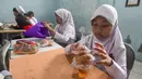 Makan Bergizi Gratis (MBG) tetap dibagikan di sekolah pada jam belajar namun dalam bentuk paket makanan kering agar bisa dibawa pulang dan dikonsumsi saat waktu berbuka. Tampak dalam foto, siswa menerima makanan program Makan Bergizi Gratis (MBG) Ramadan di SDI Al Hidayah, Cinere, Depok, Selasa (24/2/2026). (merdeka.com/Arie Basuki)