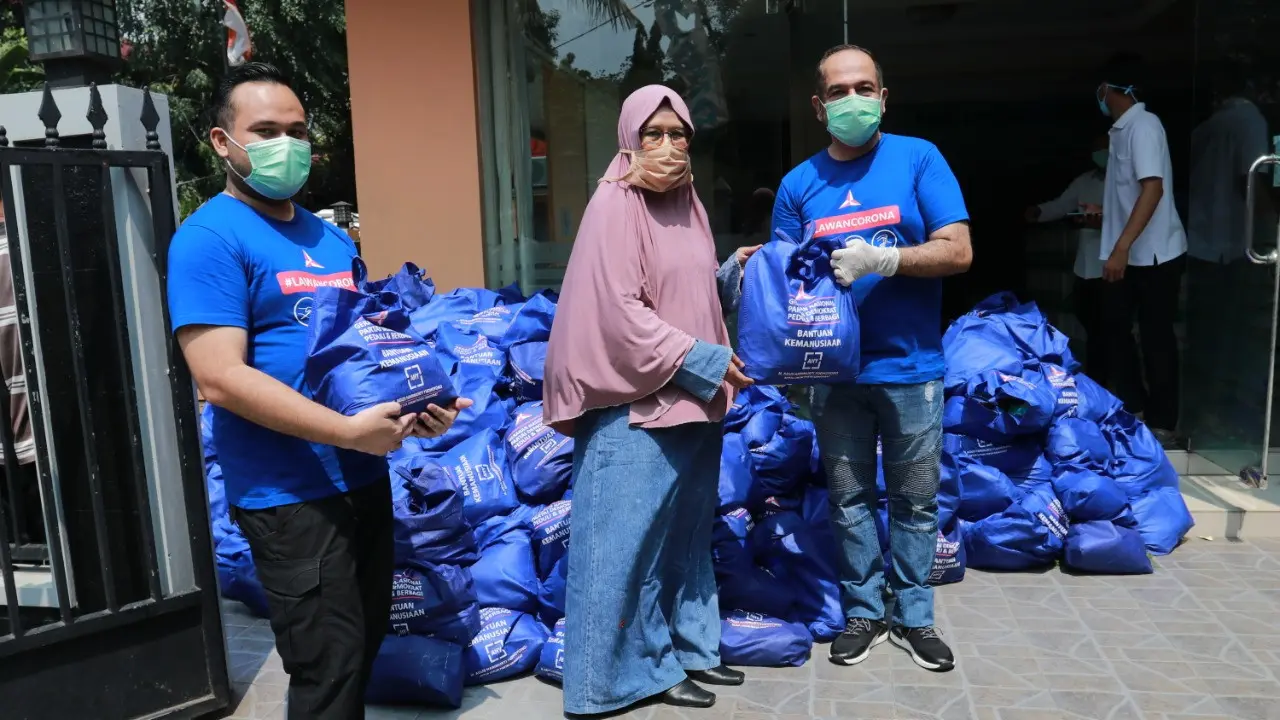 Demokrat membagikan paket sembako untuk terdampak corona (Foto; Istimewa)
