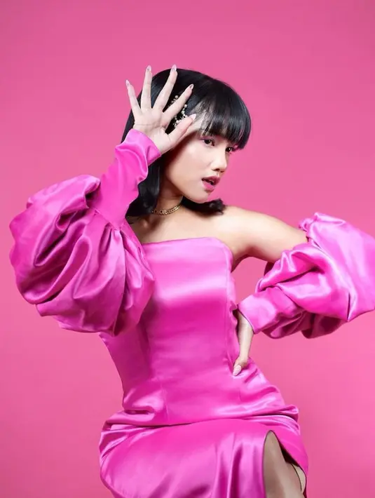 Dalam keterangan fotonya, Fuji mengaku pusing dan menyebut dirinya barbie [instagram/fuji_an]