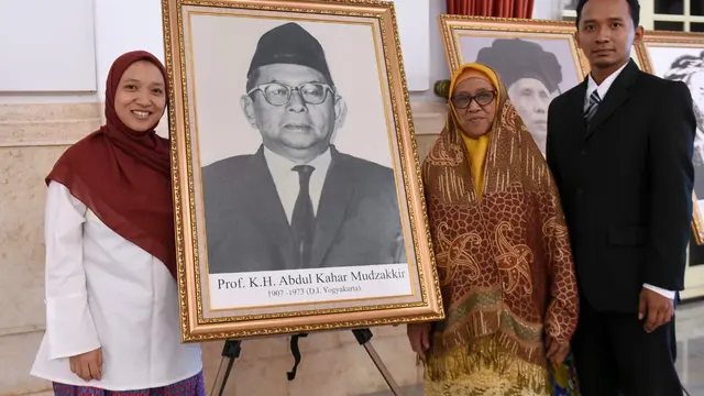 Keluarga KH Abdul Kahar Mudzakkir berfoto di samping lukisannya usai menjadi Pahlawan Nasional