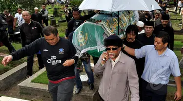 Keranda jenazah Bob Sadino saat tiba di TPU Jeruk Purut, Jakarta, Selasa (20/1/2015). (Liputan6.com/Miftahul Hayat)