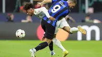 Penyerang Inter Milan, Edin Dzeko berebut bola dengan penyerang Bayern Munchen, Leroy Sane selama pertandingan Grup C Liga Champions di stadion San Siro, Italia, Kamis (8/9/2022). Dengan hasil ini Bayern Munchen berada di peringkat kedua dengan 3 poin sedangkan Inter Milan berada diperingkat ketiga dengan 0 poin. (AP Photo/Luca Bruno)