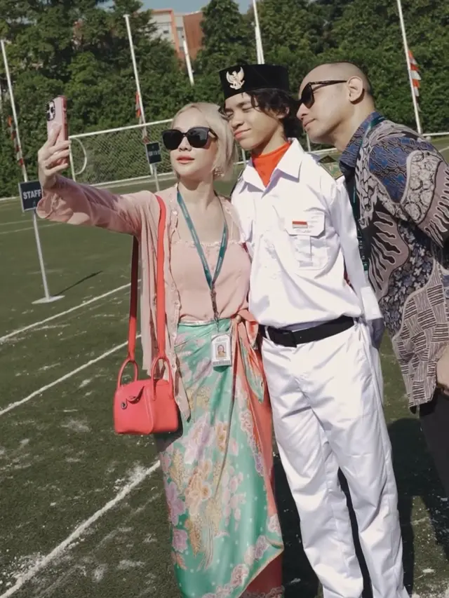 Bunga Citra Lestari saat Melihat Noah Sinclair Menjadi Pemimpin Upacara saat HUT ke-80 Indonesia. [@itsmebcl]