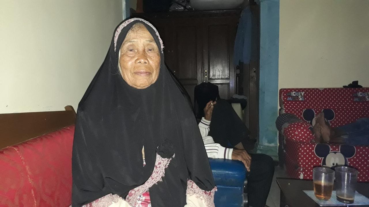 Mbok Minah, nenek lanjut usia yang pernah divonis 1 bulan penjara dan 3 bulan percobaan lantaran dituduh mencuri 3 butir kakao di perkebunan, di Darmakradenan, Banyumas. (Foto: Liputan6.com/Muhamad Ridlo)