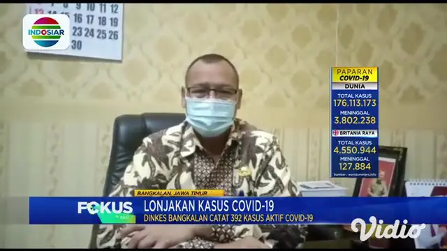 Terlihat antusias warga Kabupaten Bangkalan melakukan vaksinasi Covid-19, sebanyak 2.000  warga mengantre sejak pagi hari. Tak hanya divaksin, bagi warga yang telah melakukan vaksinasi mendapatkan beras 5 kilogram dari pemerintah daerah, sebagai bent...