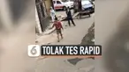 Sejumlah warga di Makassar, Sulawesi Selatan menolak kedatangan tim gugus tugas penanganan covid-19 saat akan melakukan tes rapid Covid-19.