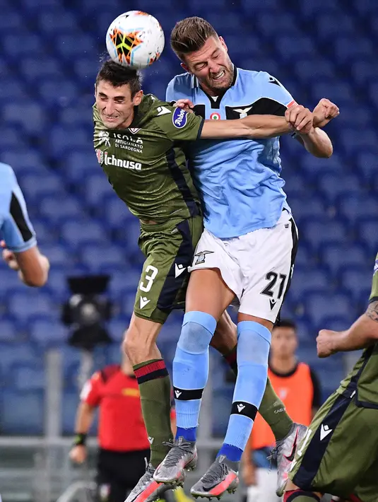Gelandang Lazio, Sergej Milinkovic-Savic  berebut bola udara dengan pemain Cagliari, Federico Mattiello pada pertandingan lanjutan Liga Serie A Italia di Stadion Olimpiade Roma, di Roma, Italia, Kamis, (23/7/2020). Lazio menang 2-1 atas Cagliari. (AP Photo/Riccardo De Luca)