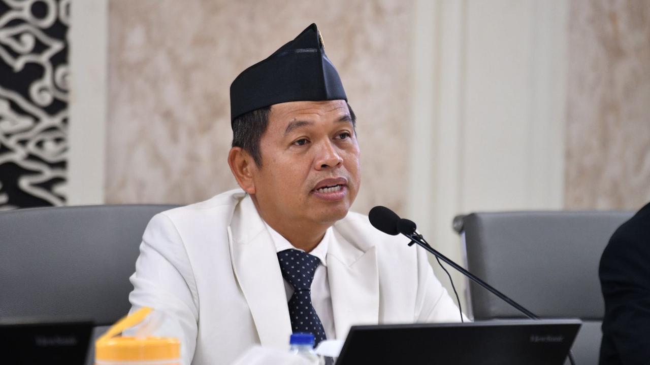 Momen Tegang Dedi Mulyadi Terjebak Macet, Turun Mobil Langsung Lari Nebeng Motor Polisi ke Acara Prabowo di Unhan