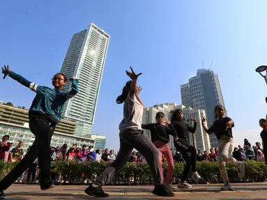 Anak-anak latihan menari saat hari bebas berkendara (Car Free Day) di kawasan Bundaran HI, Jakarta, Minggu (6/8/2023). (Liputan6.com/Angga Yuniar)