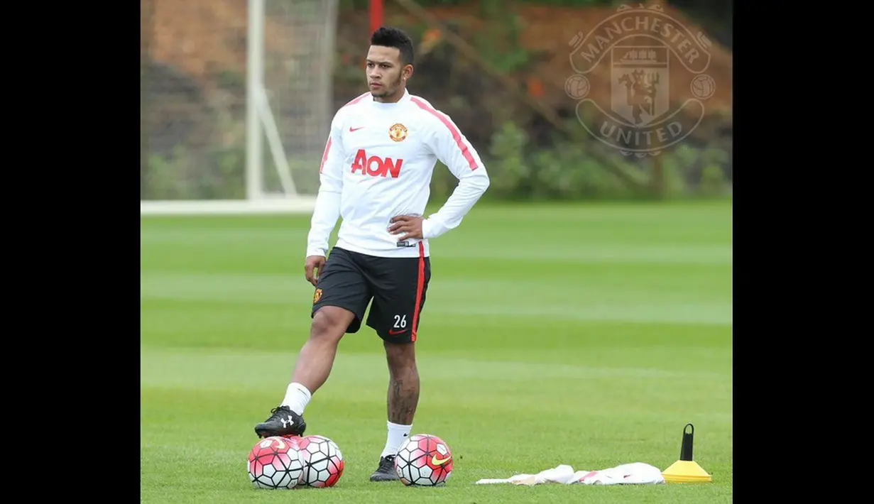 Memphis Depay yang baru direkrut Manchester United dari PSV Eindhoven menjalani latihan perdana bersama anggota tim MU di bawah pengawasan langsung sang pelatih, Louis van Gaal.. (www.manutd.com)