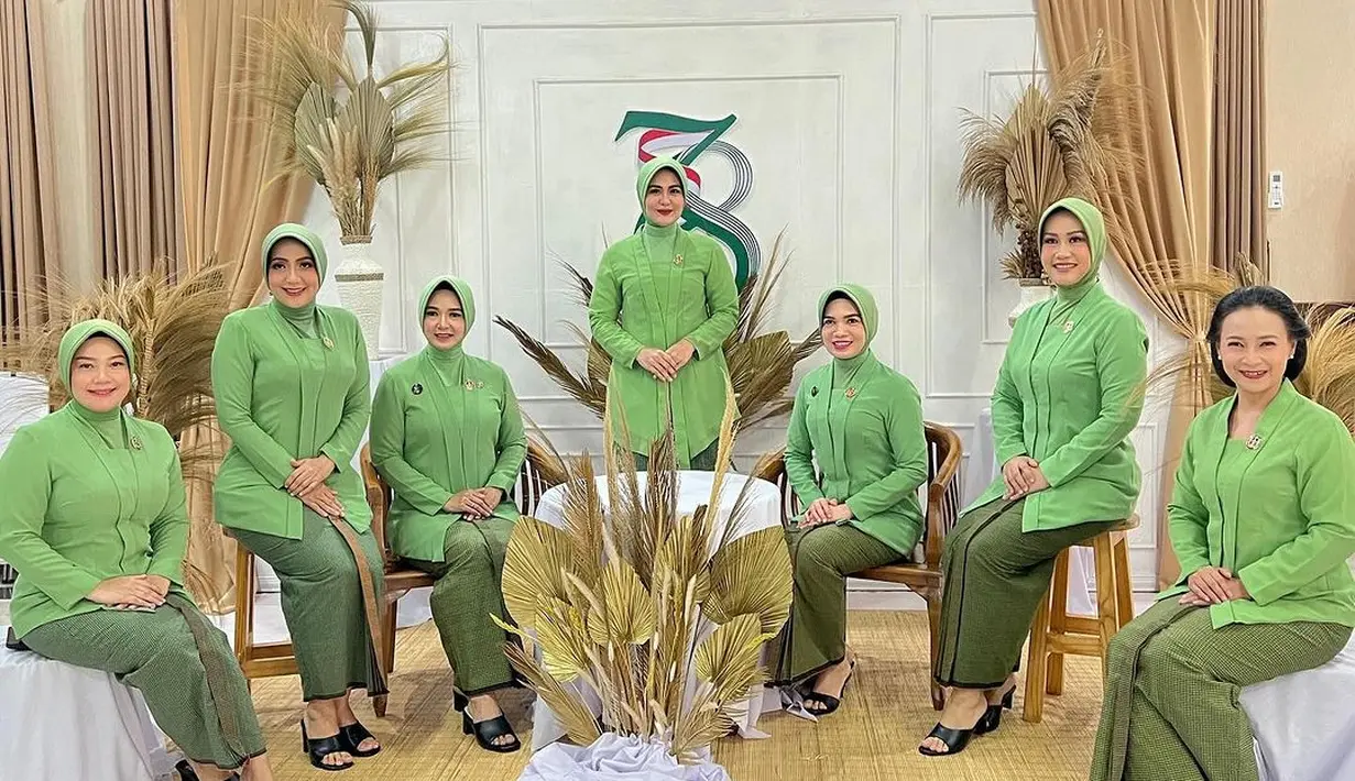 Bersama ibu-ibu Persit lainnya, Juliana kompak memakai baju seragam serba hijau dengan cantik dan anggun. .[@julianamoechtar]