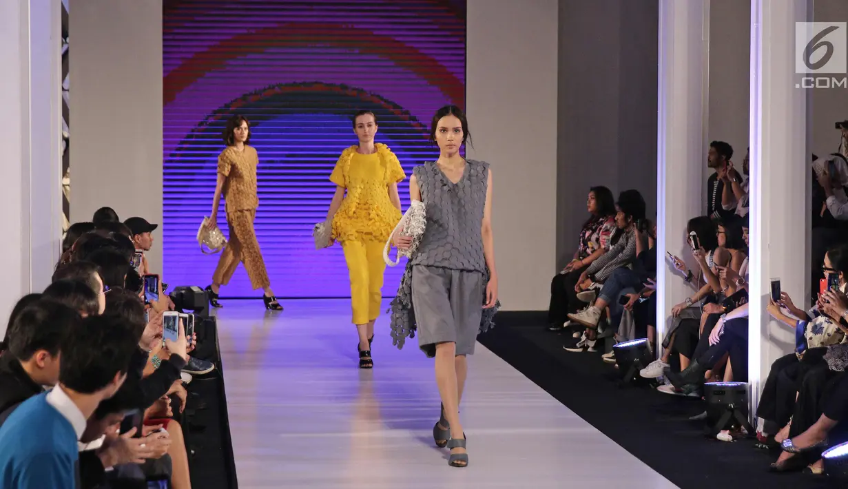 Model memperagakan busana karya perancang Byo bertajuk Runway Hits dalam Fashion Nation 2018 di Senayan City, Jakarta, Sabtu (21/4/). Puncak acara Fashion Nation 2018 menghadirkan Runway Hits dengan mengangkat tema I.AM.NOW. (Liputan6.com/Herman Zakharia)