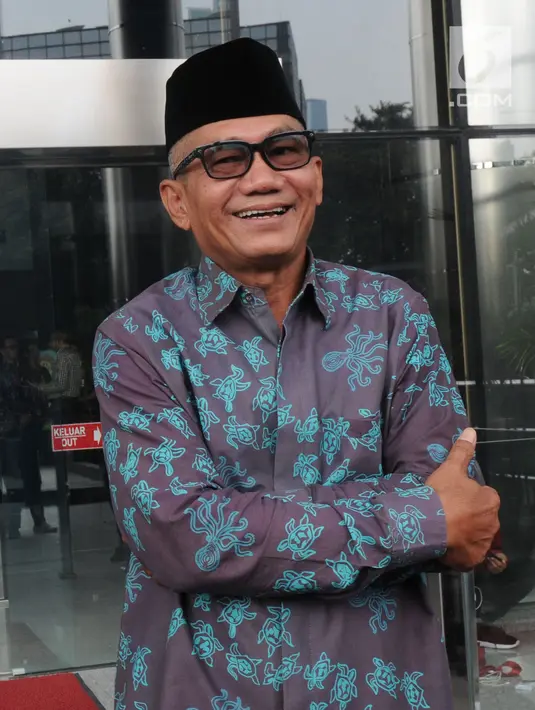 Mantan Ketua Komisi II DPR Agun Gunandjar Sudarsa seusai menjalani pemeriksaan di gedung KPK, Jakarta, Senin (4/6). Agun Gunandjar diperiksa penyidik KPK sebagai saksi  terkait adanya dugaan aliran dana korupsi E-KTP. (Merdeka.com/Dwi Narwoko)