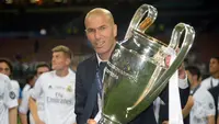 Zinedine Zidane. Ia menjadi pelatih utama Real madrid pada tengah musim 2015/2016 menggantikan Rafael Benitez setelah sebelumnya menangani Real Madrid Castilla. Ia langsung mempersembahkan trofi Liga Champions di musim tersebut dan mempertahankannya di dua edisi berikutnya. (AFP/Filippo Monteforte)
