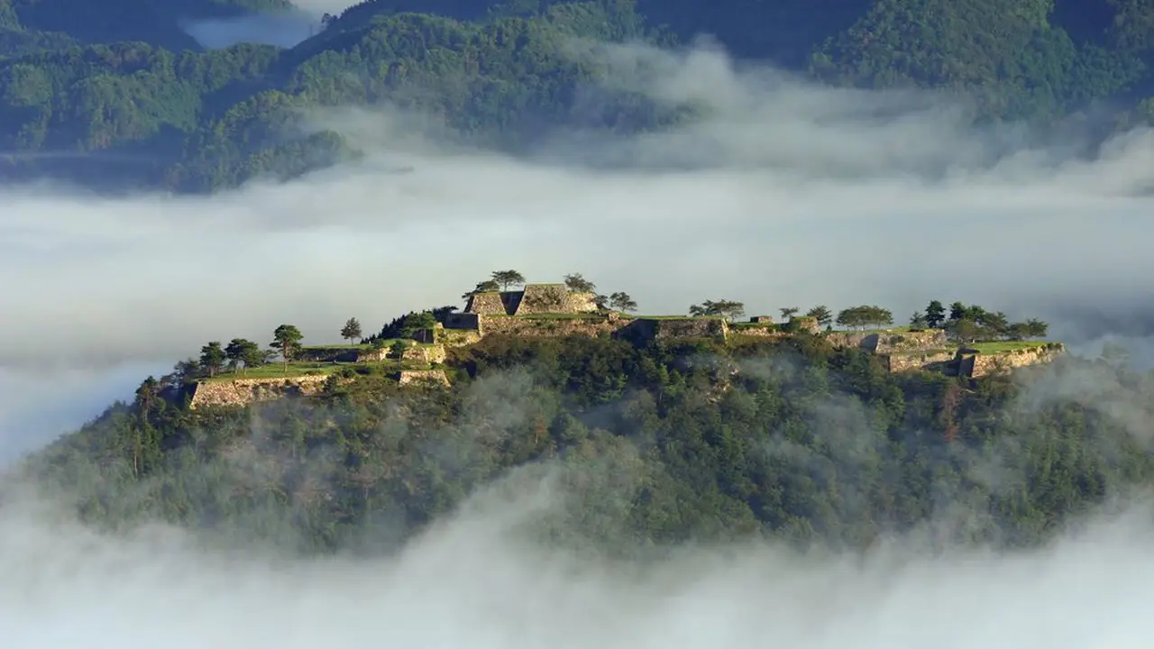 Istana Takeda, Wisata Menawan di Atas Awan
