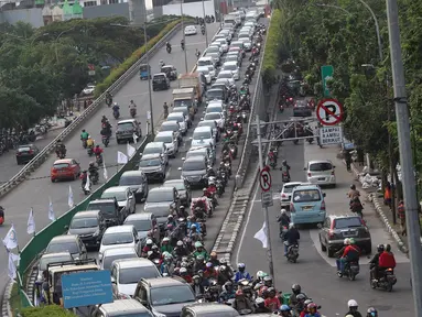 Kendaraan terjebak kemacetan di kawasan Tanah Abang, Jakarta, Jumat (30/9). Data Balitbang Kementerian PUPR tahun 2015 menunjukkan kerugian akibat macet di Jakarta mencapai Rp65 triliun pertahun. (Liputan6.com/immanuel Antonius)
