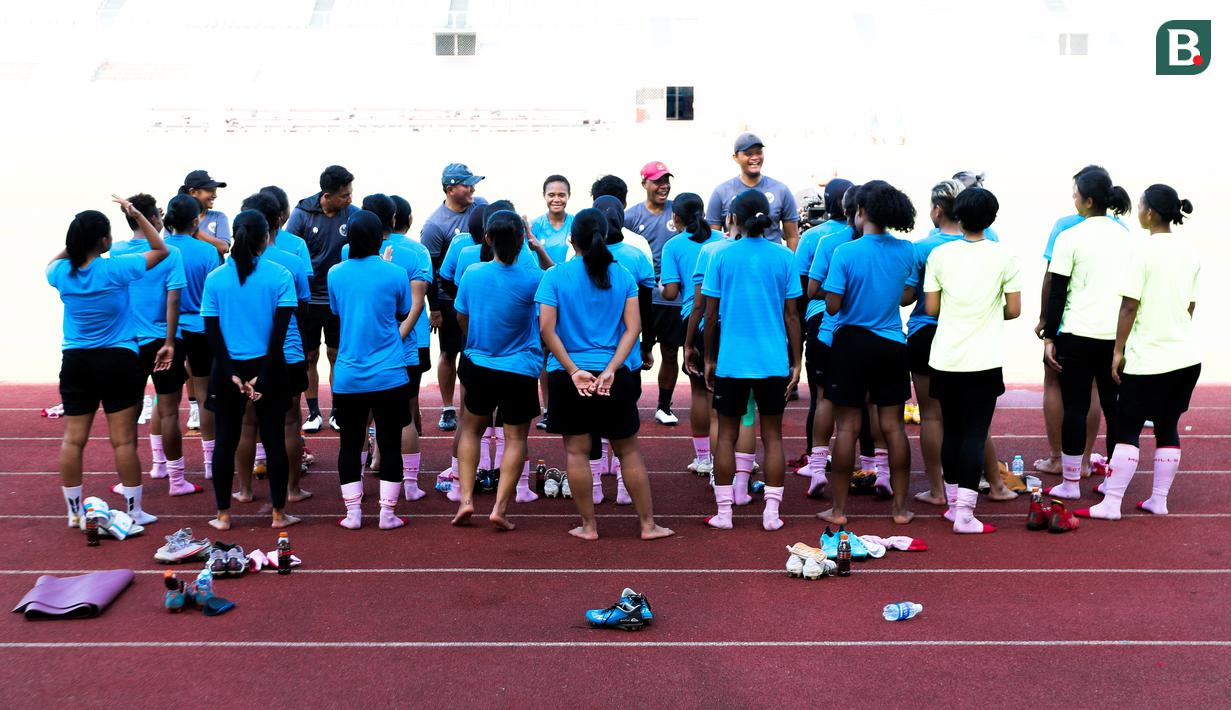 Sejumlah pemain dan official Timnas Wanita Indonesia berkumpul seusai latihan persiapan Piala Asia Wanita 2022 di Stadion Madya, Jakarta, Jumat (07/01/2021). (Bola.com/Bagaskara Lazuardi)