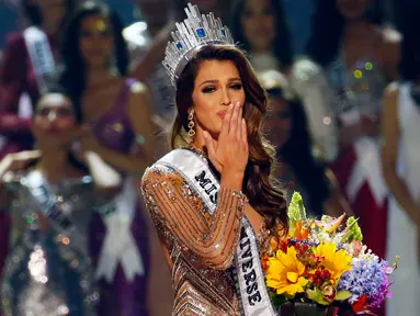 Miss Prancis Iris Mittenaere dinobatkan menjadi Miss Universe 2016 di Mall of Asia Arena, Manila, Filipina, Senin (30/1). Iris Mittenaere terpilih sebagai pengganti ratu tercantik sejagad sebelumnya, Pia Alonzo Wurtzbach. (AP Photo/Bullit Marquez)