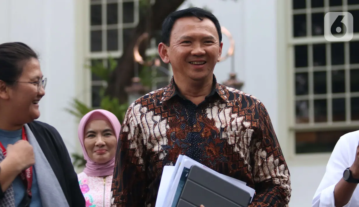 Komisaris Utama Pertamina Basuki Tjahaja Purnama tersenyum usai menemui Presiden Joko Widodo di Istana, Jakarta, Senin (9/12/2019). Pertemuan tersebut Presiden meminta agar memperbaiki defisit neraca perdagangan kita di sektor petrokimia dan migas. (Liputan6.com/Angga Yuniar)