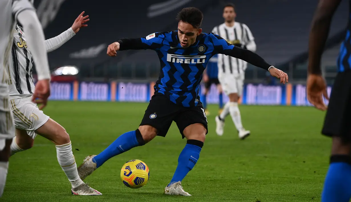 Penyerang Inter Milan, Lautaro Martinez berusaha menembak bola saat bertanding melawan Juventus pada pertandingan leg kedua babak semifinal Coppa Italia di Turin Allianz Stadium, Italia, Rabu (10/2/2021). Di final, Juventus akan menantikan pemenang laga Atalanta vs Napoli. (AFP/ Marco Bertorello)