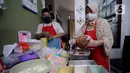 Perajin roti, Diyah Maryatini dibantu suaminya Slamet Ibrohim sedang memproses pembuatan brownies melted motif batik nusantara pesanan pembeli di Dapur Syabina, Pamulang, Tangerang Selatan, Banten, Jumat (2/10/2020). (merdeka.com/Dwi Narwoko)