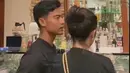 Pratama Arhan dan Azizah Salsha kian terlihat mesra saja. Arhan dan Azizah pernah tertangkap kamera sedang berduaan di kafe. Momen keduanya bersama ini curi perhatian apalagi saat kompak pakai baju hitam. (Liputan6.com/TikTok/abcdine)