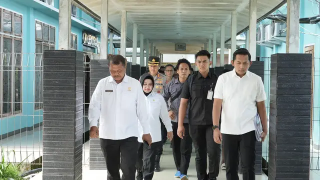 Direktur Jendral Pemasyarakatan (Dirjenpas), Mashudi, langsung sambangi 3 (tiga) petugas Lapas Nabire yang terluka saat terjadinya peristiwa pemukulan oleh warga binaan