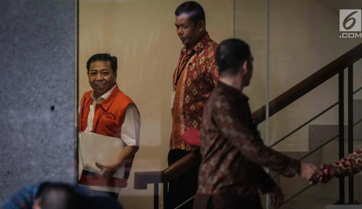 Setya Novanto tersenyum usai menjalani pemeriksaan di gedung KPK, Jakarta, Jumat (22/12). PT Quadra Solution merupakan perusahaan yang tergabung dalam konsorsium proyek e-KTP yang merugikan keuangan negara Rp 2,3 triliun. (Liputan6.com/Faizal Fanani)