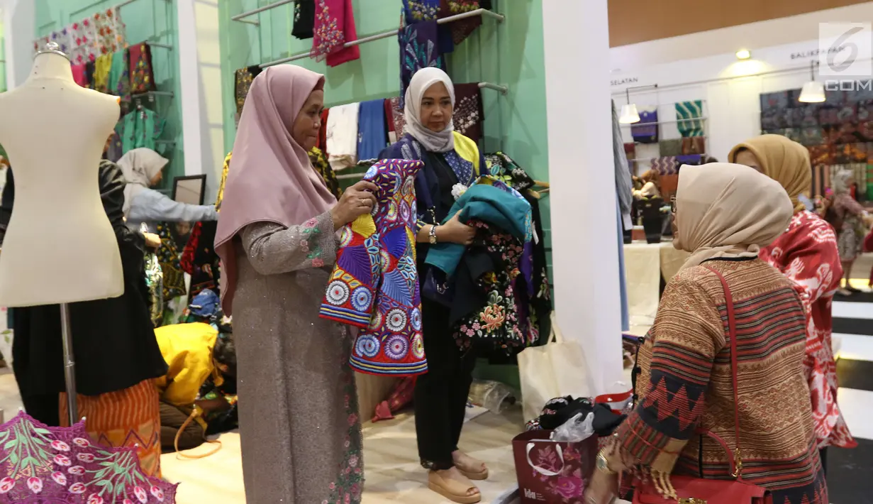 Pengunjung melihat produk-produk UMKM dalam Pameran Karya Kreatif Indonesia (KKI) di Jakarta Convention Center, Jumat (20/7). Pameran ini bertema "Sinergitas Pengembangan Pasar Kreatif Indonesia Menembus Pasar Global". (Liputan6.com/Angga Yuniar)