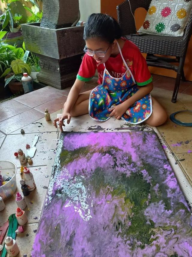 Athaya Putri Nirwasita penyandang ADHD Slow Learner Dyscalculia asal Malang. Foto: tangkapan layar instagram @athayaarts