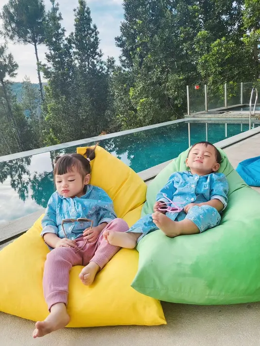 Tidak hanya orang tuanya yang diikuti oleh penggemar, tapi anak-anak selebriti juga kerap disebut sebagai keponakan online. Gaya anak kedua Feli dan Hito saat dipotret. [Instagram/felicyangelista_]