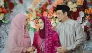 Dress berdetail beads itu dipadukan dengan hijab warna merah maroon, dilengkapi selendang warna senada dengan dress yang dikenakannya.