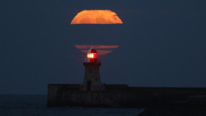 Ada gerhana bulan pada Rabu, 31 Januari 2018, waktunya nggak akan lama lho. (Ilustrasi: inews.co.uk)