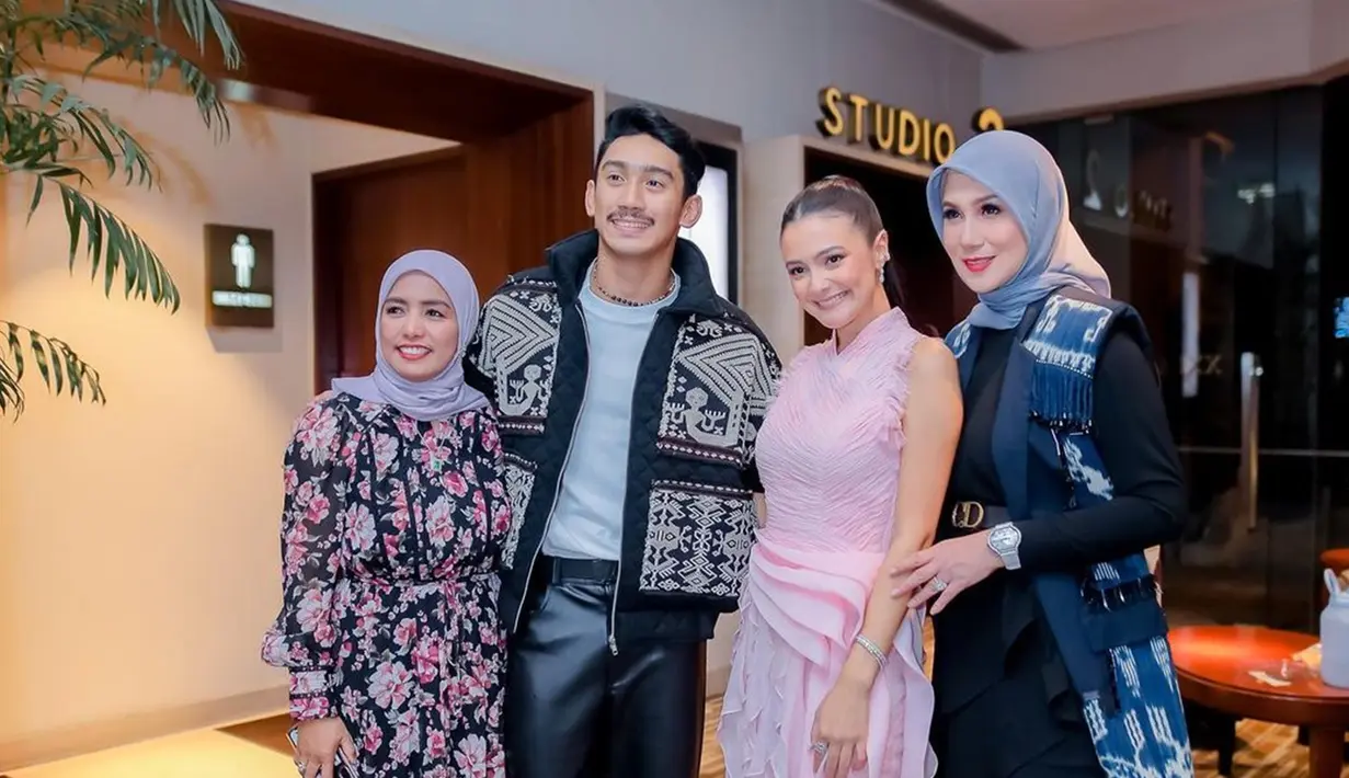 Darah seni mengalir deras dalam dirinya, tak heran jika Daffa Wardhana punya kualitas akting yang mumpuni. Sementara Amanda Rawles yang sudah 10 tahun wara wiri di dunia seni peran tentunya sudah sangat tahu rasa asam manis menjadi seorang bintang film. Artis dengan nama lengkap Amanda Carol Rawles itu juga sudah punya banyak pengalaman beradu peran dengan sederet artis Indonesia. (Liputan6.com/IG/@marinizumarnisreal)