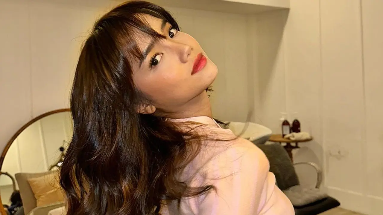 8 Potret Fuji Utami Tampil dengan Gaya Dewasa, Warganet Komen Lipstik Merah Bikin Terlihat Tua