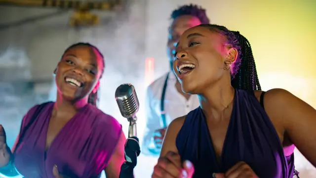 Karaoke Bersama Teman dan Keluarga