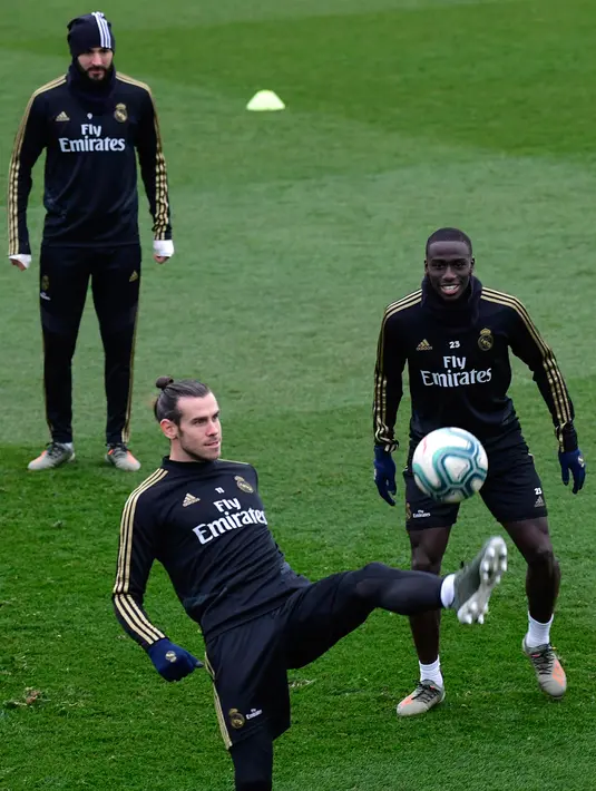 Penyerang Real Madrid, Gareth Bale (depan) mengontrol bola saat mengikuti sesi latihan tim di fasilitas olahraga Real Madrid City di Madrid (17/12/2019). Real Madrid akan bertanding melawan Barcelona dalam laga El Clasico di Nou Camp. (AFP/Javier Soriano)