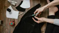 Bongkar Lemari Lama, Cara Menyulap Pakaian Jadul Jadi Terlihat High-Fashion