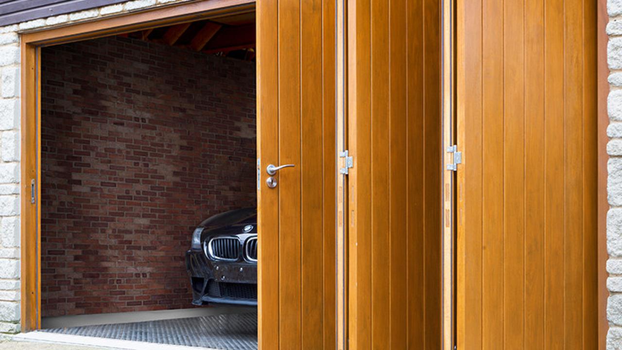 Tommafold 90 – Top Hung Exterior Bi-Folding Door System – Max Door Weight: 120kg