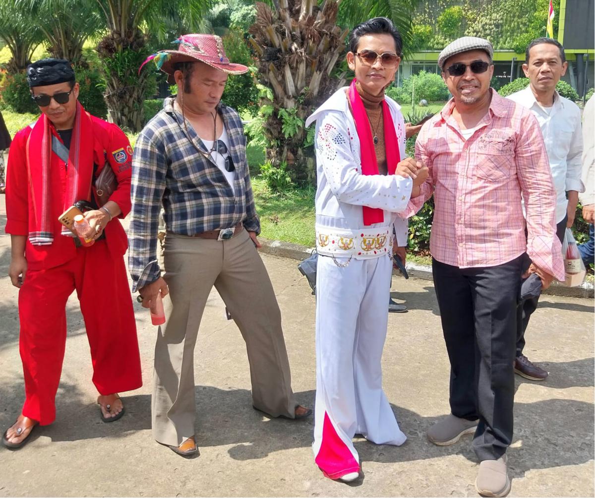 Bak Model Profesional, Wali Kota Depok hingga Anggota Dewan Bergaya Vintage Ikut Fashion Show Era 70-an