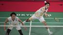 Ganda putra Jepang Takeshi Kamura / Keigo Sonoda melawan Mohammad Ahsan / Hendra Setiawan dari Indonesia pada perempat final bulu tangkis Olimpiade Tokyo 2020 di Musashino Forest Sports Plaza, Kamis (29/7/2021). Ahsan / Hendra merebut tiket empat besar 21-14, 16-21, 21-9. (AP/Dita Alangkara)