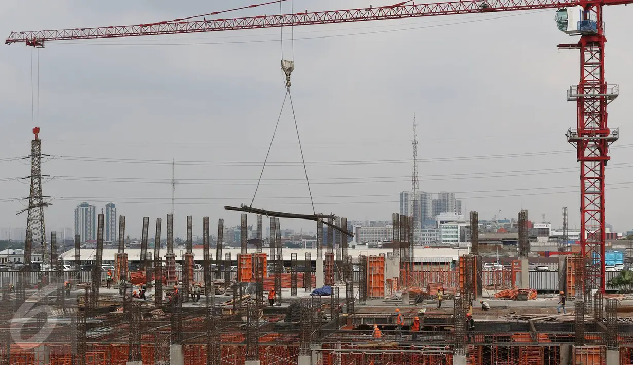 Pekerja menyelesaikan pembangunan kembali Blok III Pasar Senen, Jakarta, Senin (22/8). Pasar itu nantinya akan digunakan bagi para pedagang yang menjadi korban kebakaran hebat pada 25 April 2014 lalu. (Liputan6.com/Immanuel Antonius)