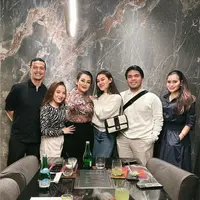 Seperti saat makan bersama ibu Aaliyah, Reza Artamevia baru-baru ini. Keduanya tampil serasi mengenakan sweater putih. [@aaliyahmassaid/@thariqhalilintar]