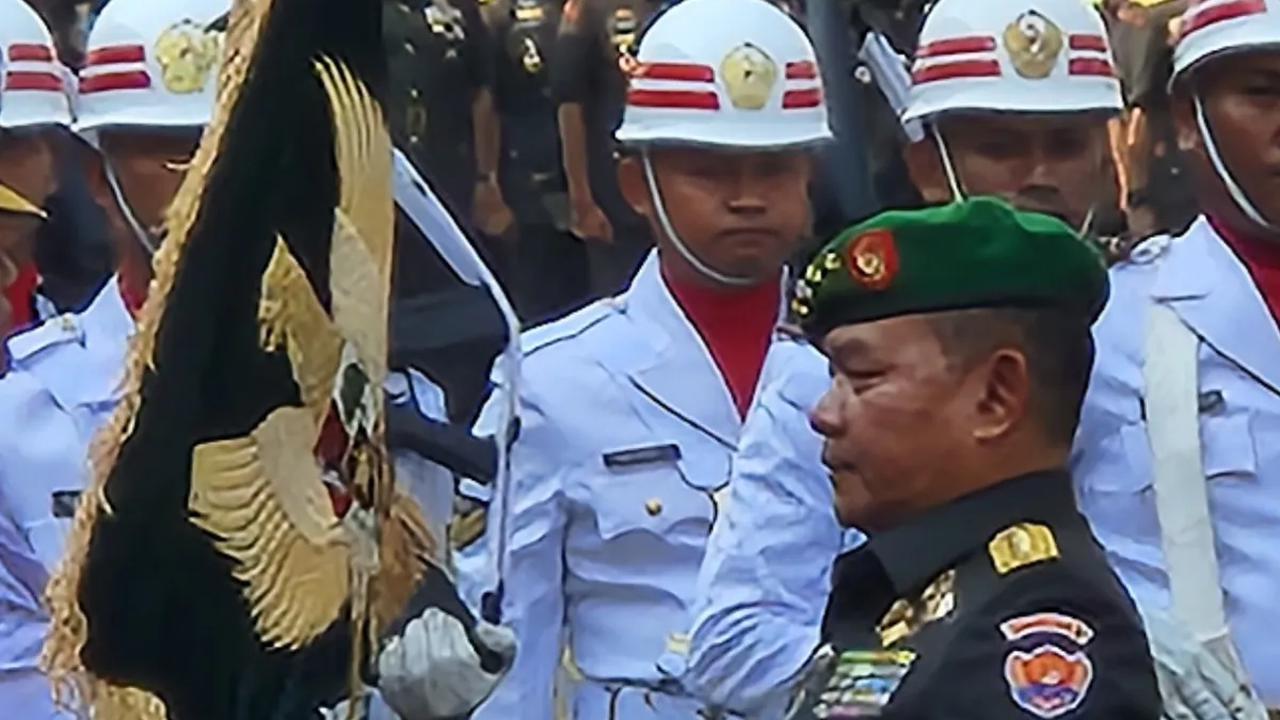 Dudung hanya membalas tertawa pertanyaan wartawan tersebut.<br>