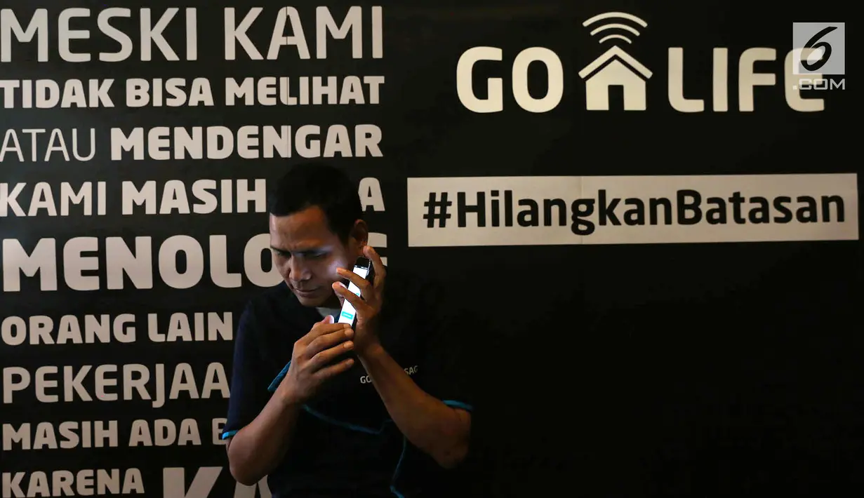 Penyandang disabilitas tunanetra saat menggunakan aplikasi Go-Life di acara gerakan sosial #HilangkanBatasan di Jakarta, Kamis (18/10). Go-Life ingin mengubah persepsi masyarakat terhadap kemampuan disabilitas. (Merdeka.com/Imam Buhori)